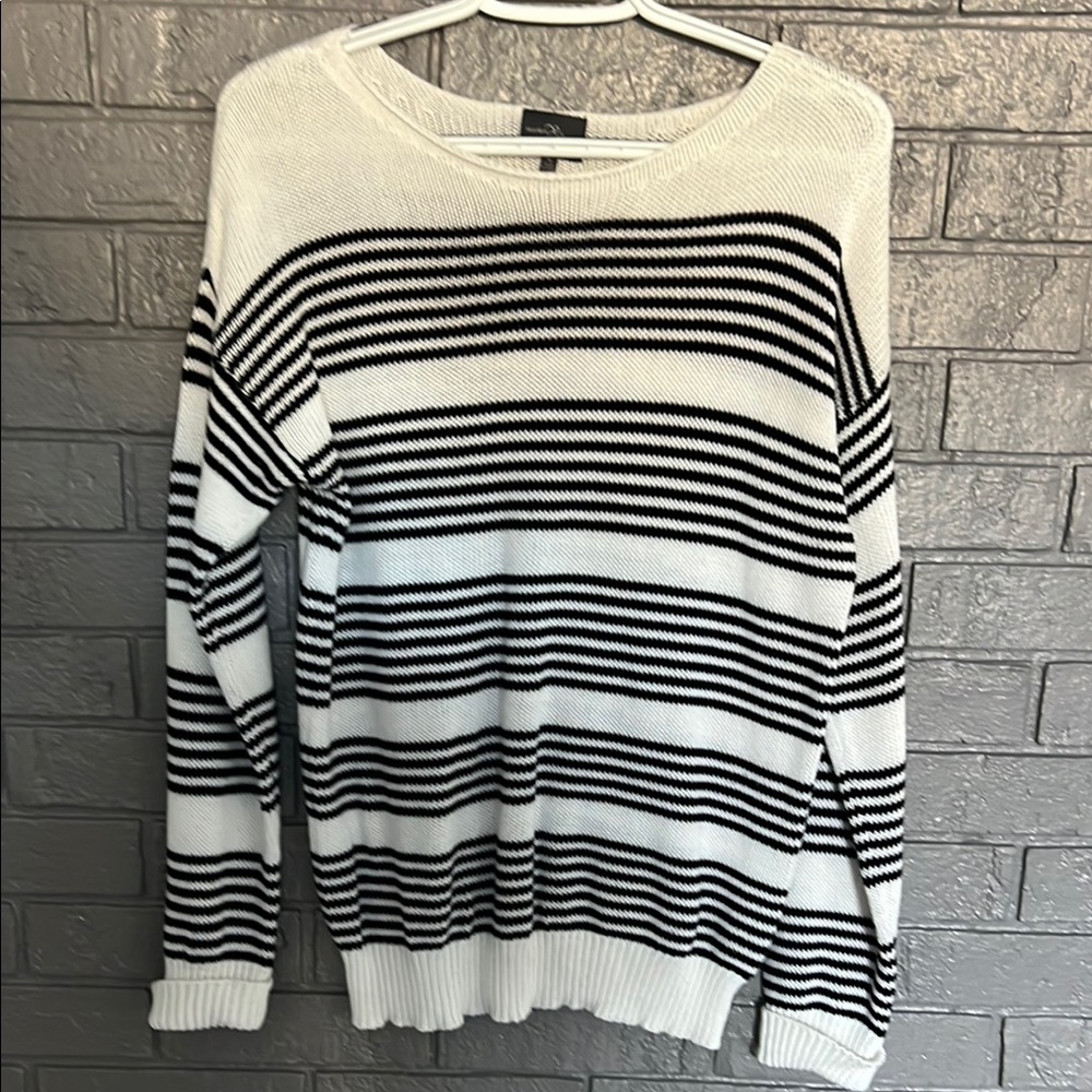 Market & Spruce Black and White Crew Neck Sweater